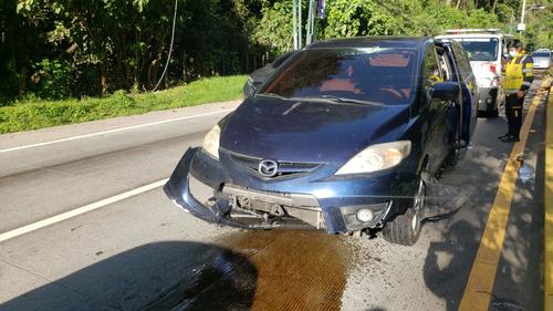 Un vehículo resultó dañado tras la caída de un árbol en la ruta Interamericana. (Foto: Municipalidad de Mixco)