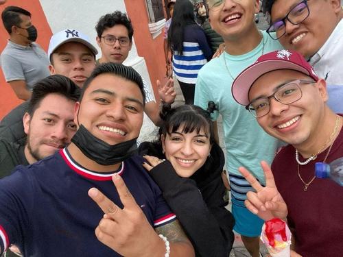 Cazzu junto a fans guatemaltecos. (Foto cortesía: Checha Pérez)