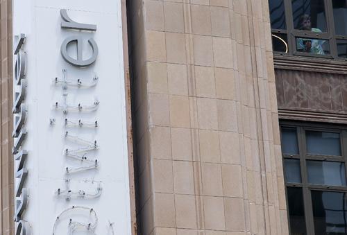 Se puede observar que ya le faltan letras al letrero de Twitter en la sede central de la red social. (Foto: AFP)