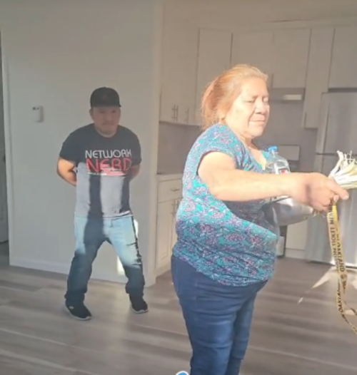 La famili abailando el son. (Foto: Oficial)