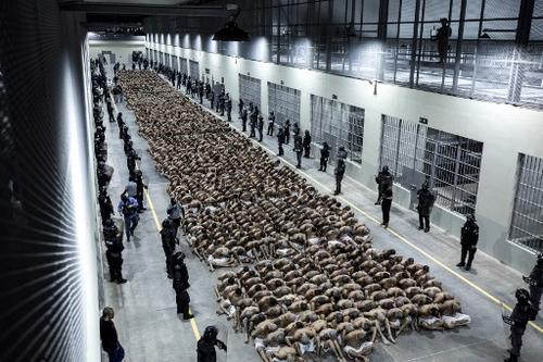 La mayoría de los pandilleros detenidos se encuentran reclusos en la mega cárcel recién inaugurada. (Foto: AFP)