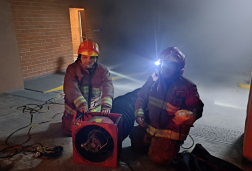 Los bomberos utilizaron equipos de ventilación en el lugar. (Foto: Bomberos Mnuniciales)