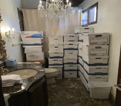 Estos documentos de la Casa Blanca fueron encontrados en el baño de la mansión de Trump en Mar-a-Lago (Florida).