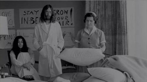 Yoko Ono y John Lennon en un hotel