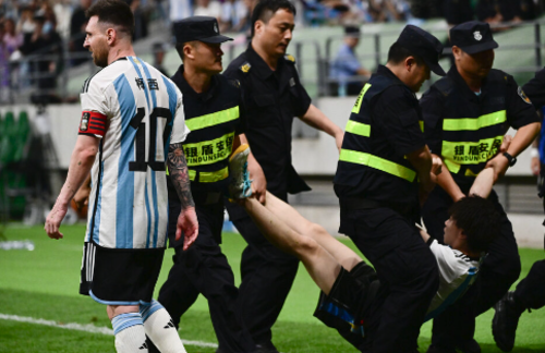 El hincha retirado por la policía. (Foto: AFP)