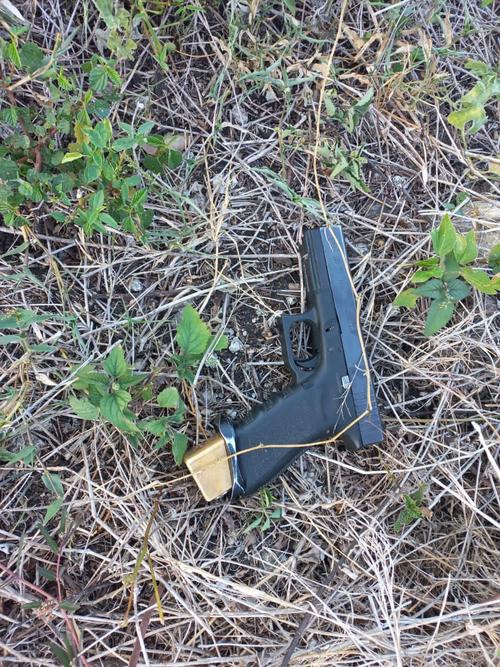 Al menos, un arma de fuego fue localizada cerca del vehículo. (Foto: Ejército de Guatemala)