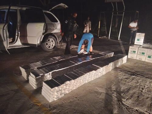 Varias cajas de cigarros fueron incautadas. (Foto: Ejército de Guatemala)