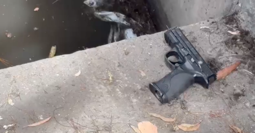 Los presuntos delincuentes intentaron esconder un arma en un tragante, tras cometer el intento de asalto. (Foto: captura de video)