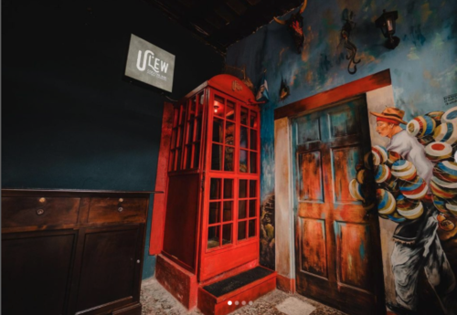 la entrada al bar ces una cabina telefónica dentro de una cervecería. (Foto: Ulew)