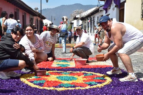 Antigüeños realizando las alfombras. (Foto: Fredy Hernández/Soy502)