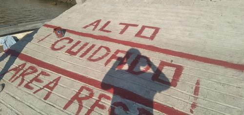 "Alto cuidado, área resbalosa" dice el mensaje en la rampa. (Foto: Lukas Nim Ajpu)