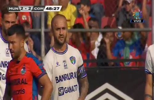 José Manuel Contreras resultó lastimado tras el lanzamiento de objetos en el Clásico 325 que se jugó en el estadio El Trébol.