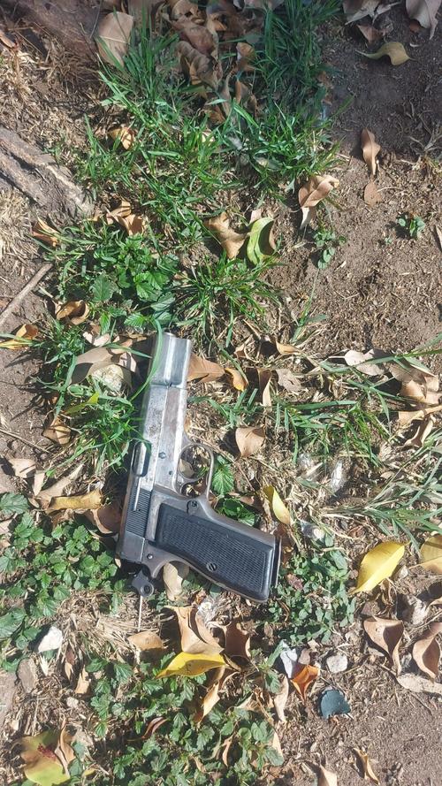 Un arma de fuego fue encontrada junto al presunto asaltante al que le dispararon en la zona 9 capitalina. (Foto: PNC)