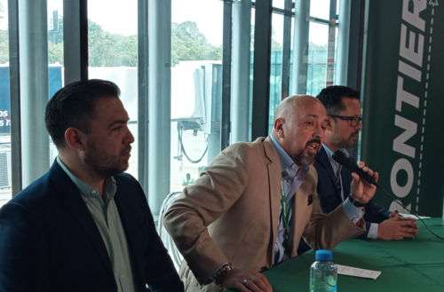 Las autoridades de Aeronáutica Civil de Guatemala y representantes de Frontier en la conferencia de prensa. (Foto: Heidi Loarca/Soy502)