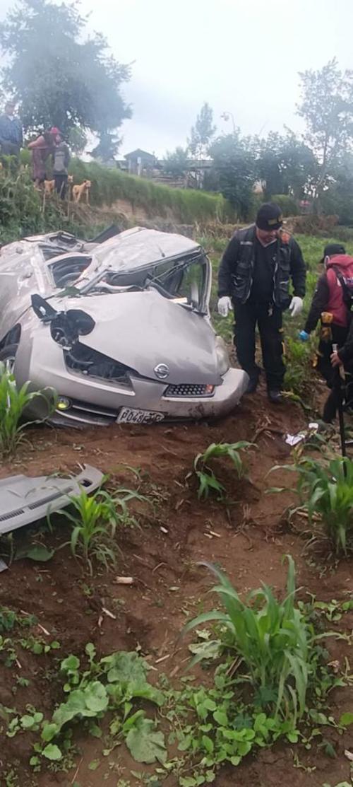 El vehículo cayó al barranco. (Foto: Bomberos Voluntarios)