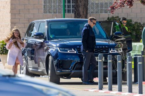 Luis Miguel con hijas de Paloma Cuevas. (Foto: Twitter/ @xevtfm)