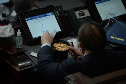 En anteriores legislaturas, algunos diputados llegaban a las sesiones solo para almorzar. (Foto: Archivo/Soy502)