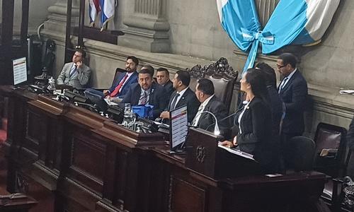 El presidente del Congreso, Nery Ramos, fue de los primeros en llevar su lonchera al Congreso. (Foto: Karla Gutiérrez/Soy502)