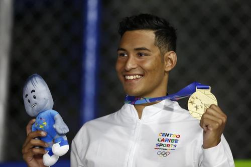 Uniforme blanco de Centro Caribe Sports para Guatemala.