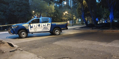 Las autoridades acordonaron el área. El paso es complicado en el sector.