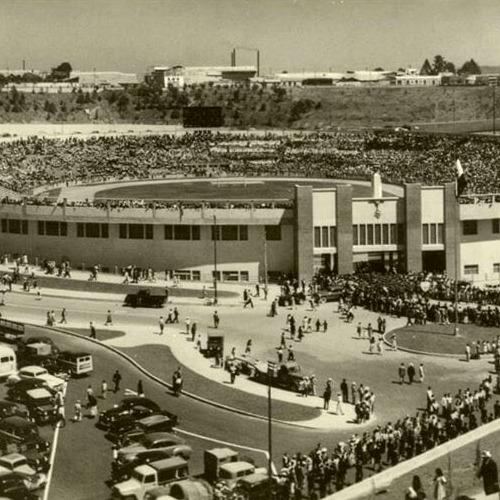 Largas filas de personas en la entrada al recinto deportivo. (Foto: CDAG)