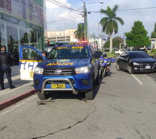 Los hombres fueron entregados a la PNC tras ser vapuleados en el bulevar Liberación. (Foto: Amílcar Montejo)