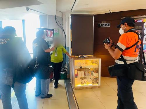 Se buscaron dispositivos electrónicos de Apple en los quioscos que se encuentran en el área internacional. (Foto: MP)