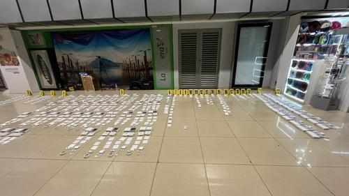 Se reportó el secuestro de 237 dispositivos electrónicos y accesorios de la marca Apple. (Foto: MP)