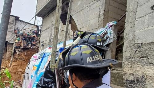 Otros inmuebles estarían en riesgo, por el hundimiento registrado en el lugar. (Foto: Bomberos Voluntarios)