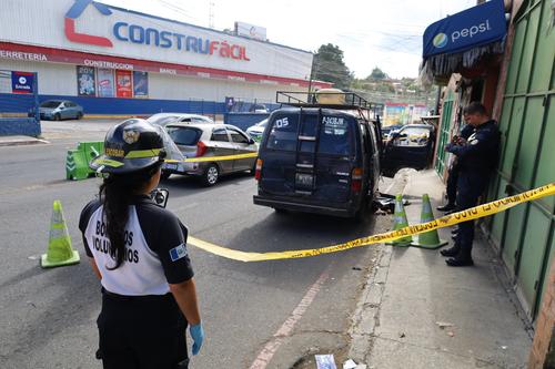 La PNC acordonó el área, para preservar la escena del crimen. (Foto: Bomberos Voluntarios)