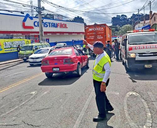 Elementos de la PMT coordinan el tránsito en el lugar donde ocurrió el ataque armado. (Foto: PMT Fraijanes)
