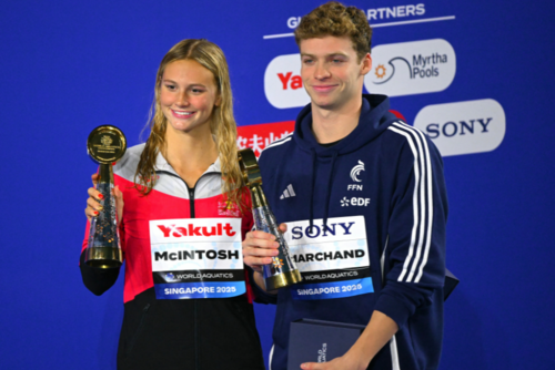 Ambos recibieron un trofeo especial, por ser de los más destacados durante la competencia en Singapur. (Foto: AFP)