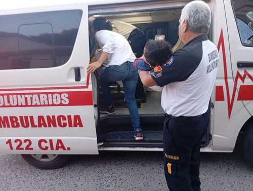 Bomberos Voluntarios trasladaron a un niño de 4 años con heridas de bala al IGSS, zona 6. (Foto: Bomberos Volutarios)