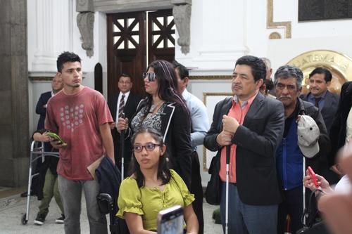 Personas con discapacidad se presentaron al Congreso y pidieron el apoyo de los diputados para aprobar la ley en su favor. (Foto: Conectivas)
