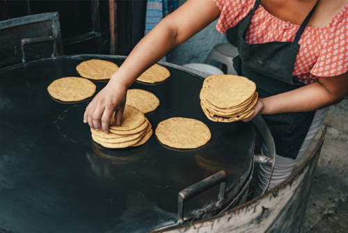 Calientitas, recién salidas del comal o del canasto, así las piden los chapines. (Foto: Shutterstock)