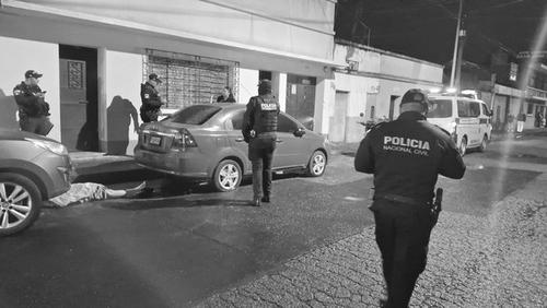 Técnicos del Ministerio Público embalaron cinco casquillos en el lugar del incidente armado. (Jorge Sente/Nuestro Diario)