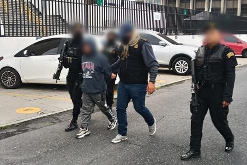 El capturado, vestido con ropa casual, sudadera, jeans y tenis, fue detenido con fines de extradición por tráfico de migrantes. (Foto: MP/Soy502)