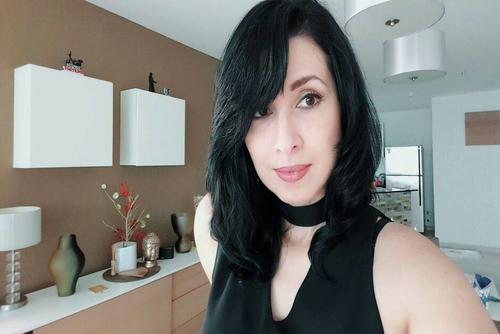 Es la hija mayor del matrimonio formado por Gustavo Cuevas e Ilda Berganza. (RR SS)