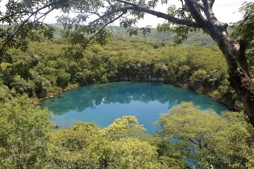 Cada pozo o cenote tiene un color singular en sus aguas, lo cual cautiva a los visitantes. (Foto: Maynor Mérida/Colaborador)