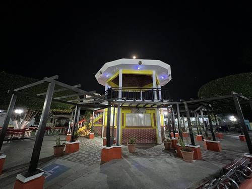 El parque central se ilumina en horas de la noche. (Foto: Archivo)