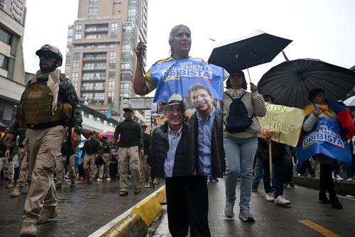 Varias personas participaron en una marcha y rezaron para pedir por la recuperación de Uribe. (Foto: AFP)