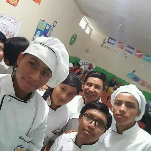 La comunidad de San Andrés Xecul lamenta el fallecimiento de Juan (joven que usa lentes) (Foto: Redes sociales)