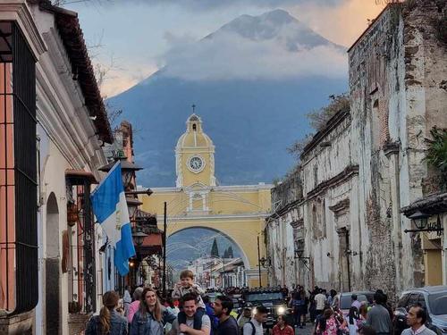 Su estructura colonial, enmarcada por el volcán de Agua al fondo, crea una imagen que atrae a fotógrafos y turistas. (Foto: Jorge Mario García/Colaborador)