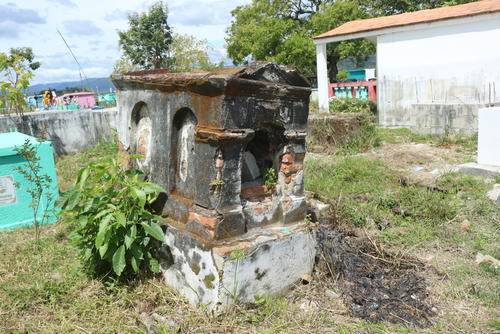 La tumba de un bebé sepultado en 1889 fue destruida por desconocidos. (Foto: Archivo)