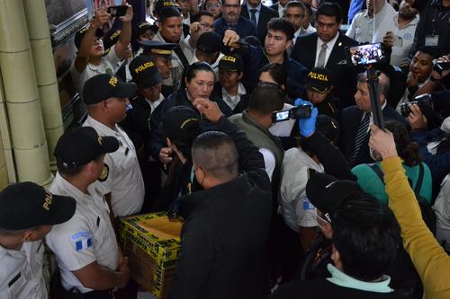 Gran cantidad de elementos policiales y de la FECI participaron en el allanamiento que terminó con el secuestro de 43 cajas electorales, en septiembre de 2023. (Foto: Archivo/TSE)
