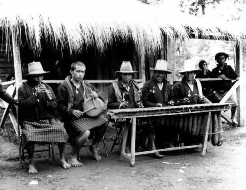 Don Miguel Cajtunaj, segundo de izquierda a derecha, durante una actividad comunal. (Foto: Archivo)