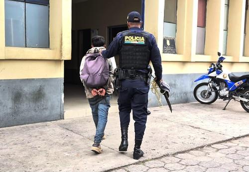 El individuo intentó escapar al notar la presencia de los agentes, pero fue capturado. (Foto: PNC)