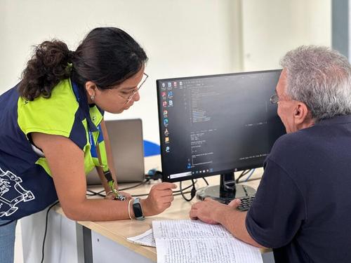 Los estudiantes siempre cuentan con apoyo de los maestros para resolver dudas. (Foto: cortesía, Municipalidad de Guatemala)