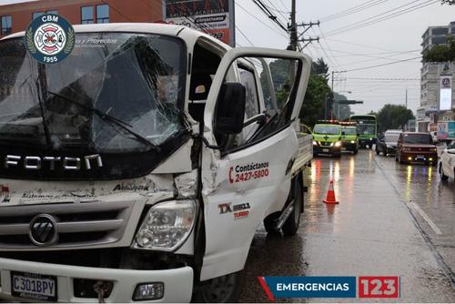 Conductor de transporte pesado tras accidente vehicular se negó a ser trasladado a centro asistencial. (Foto: Bomberos Municipales)
