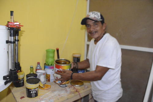 La preparación de la pintura es importante antes de aplicarla. (Foto: Manuel Peralta/Colaborador)